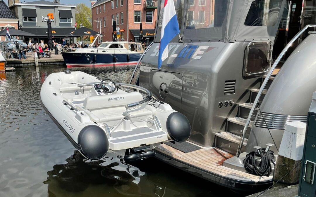 Van Der Valk Yacht voor Williams 325 Jet tender te Heeg/Heusden